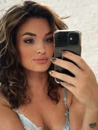 Melanie V. Pictures and Videos & similar of @sexymelv fancentro ...