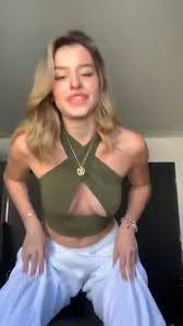 Lea elui montre ses seins - EroThots