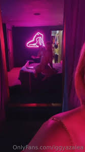 Iggy Azalea mirror bare ass - EroThots